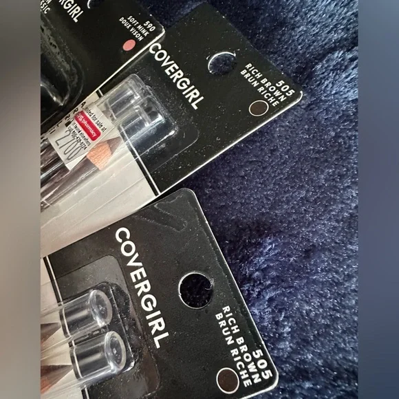 **BUNDLE**   Cover girl bundle. All New Items 🖤  MAKEUP #1 - Picture 6 of 13